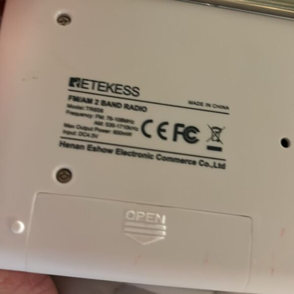 RETEKESS Cassette Player AM FM Portable Radio.  Requires two AA batteries - Picture 7 of 9